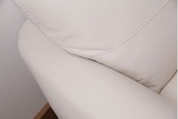 中古　NATUZZI(ナツッジ)　Italsofa(イタルソファ)　本革　ミッドセンチュリーなイタリア製の2人掛けソファ(ラブソファ)(R-046030)