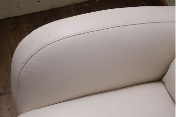 中古　NATUZZI(ナツッジ)　Italsofa(イタルソファ)　本革　ミッドセンチュリーなイタリア製の2人掛けソファ(ラブソファ)(R-046030)