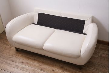 中古　NATUZZI(ナツッジ)　Italsofa(イタルソファ)　本革　ミッドセンチュリーなイタリア製の2人掛けソファ(ラブソファ)(R-046030)