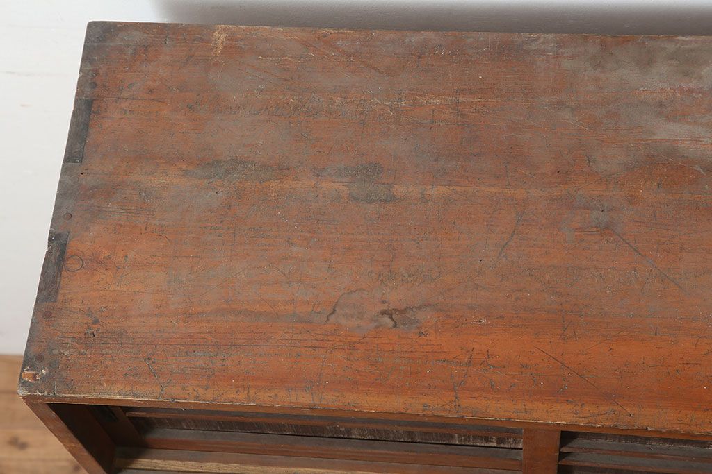 アンティーク家具　昭和初期　レトロな雰囲気漂う下駄箱(戸棚、収納棚)(R046041)