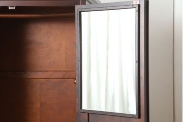 中古　北海道民芸家具　上品な雰囲気漂う濃い色味のワードローブ(R-046045)