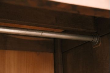 アンティーク家具　昭和初期　ストリップド(剥離)　槐(エンジュ)材　落ち着いた色合いが素敵なワードローブ(洋服タンス)(R-046047)