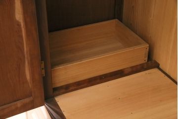 アンティーク家具　昭和初期　ストリップド(剥離)　槐(エンジュ)材　落ち着いた色合いが素敵なワードローブ(洋服タンス)(R-046047)