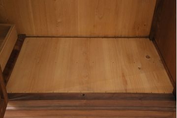 アンティーク家具　昭和初期　ストリップド(剥離)　槐(エンジュ)材　落ち着いた色合いが素敵なワードローブ(洋服タンス)(R-046047)