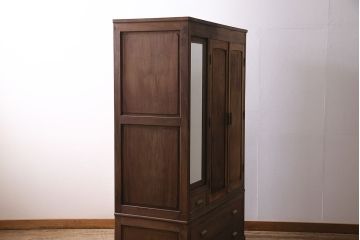 アンティーク家具　昭和初期　ストリップド(剥離)　槐(エンジュ)材　落ち着いた色合いが素敵なワードローブ(洋服タンス)(R-046047)