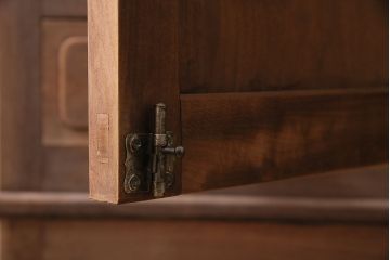 アンティーク家具　昭和初期　ストリップド(剥離)　槐(エンジュ)材　落ち着いた色合いが素敵なワードローブ(洋服タンス)(R-046047)