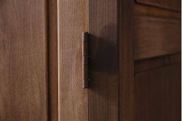 アンティーク家具　昭和初期　ストリップド(剥離)　槐(エンジュ)材　落ち着いた色合いが素敵なワードローブ(洋服タンス)(R-046047)