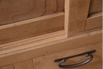 アンティーク家具　明治大正期　ストリップド(剥離)　前面ケヤキ材　年月を重ねた木肌が味わい深い戸棚(収納棚、和タンス)(R-046076)