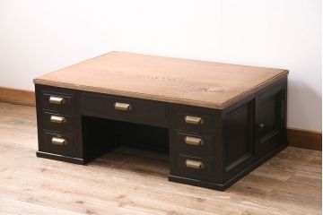 アンティーク家具　昭和初期　ストリップド(剥離)　栓材　バイカラーがおしゃれな戸棚付きの両袖机(文机、ローテーブル、センターテーブル)(R-046077)