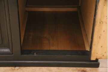 アンティーク家具　昭和初期　ストリップド(剥離)　栓材　バイカラーがおしゃれな戸棚付きの両袖机(文机、ローテーブル、センターテーブル)(R-046077)