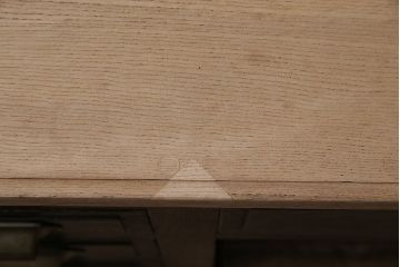 アンティーク家具　昭和初期　ストリップド(剥離)　栓材　バイカラーがおしゃれな戸棚付きの両袖机(文机、ローテーブル、センターテーブル)(R-046077)