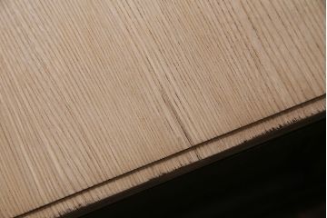 アンティーク家具　昭和初期　ストリップド(剥離)　栓材　バイカラーがおしゃれな戸棚付きの両袖机(文机、ローテーブル、センターテーブル)(R-046077)