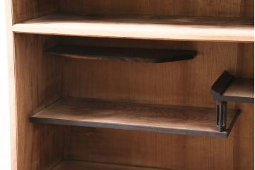 アンティーク家具　昭和初期　ストリップド(剥離)　個性的な杢目が目を引く茶箪笥(茶棚、飾り棚、収納棚)(R-046092)