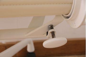 中古　Hermanmiller(ハーマンミラー社)　イームズアルミナムグループ　マネジメントチェア　アイボリーレザー　ホワイトフレーム　キャスター付(定価約31万円)(オフィスチェア、アームチェア、椅子)(R-046093)