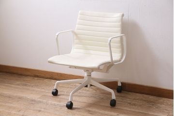 中古　Hermanmiller(ハーマンミラー社)　イームズアルミナムグループ　マネジメントチェア　アイボリーレザー　ホワイトフレーム　キャスター付(定価約31万円)(オフィスチェア、アームチェア、椅子)(R-046093)