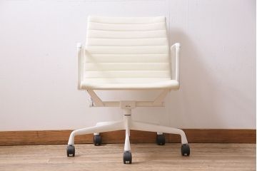 中古　Hermanmiller(ハーマンミラー社)　イームズアルミナムグループ　マネジメントチェア　アイボリーレザー　ホワイトフレーム　キャスター付(定価約31万円)(オフィスチェア、アームチェア、椅子)(R-046093)