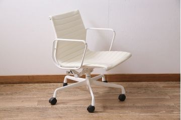 中古　Hermanmiller(ハーマンミラー社)　イームズアルミナムグループ　マネジメントチェア　アイボリーレザー　ホワイトフレーム　キャスター付(定価約31万円)(オフィスチェア、アームチェア、椅子)(R-046093)