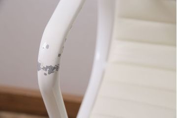 中古　Hermanmiller(ハーマンミラー社)　イームズアルミナムグループ　マネジメントチェア　アイボリーレザー　ホワイトフレーム　キャスター付(定価約31万円)(オフィスチェア、アームチェア、椅子)(R-046093)