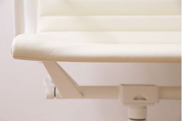中古　Hermanmiller(ハーマンミラー社)　イームズアルミナムグループ　マネジメントチェア　アイボリーレザー　ホワイトフレーム　キャスター付(定価約31万円)(オフィスチェア、アームチェア、椅子)(R-046093)