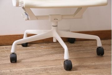 中古　Hermanmiller(ハーマンミラー社)　イームズアルミナムグループ　マネジメントチェア　アイボリーレザー　ホワイトフレーム　キャスター付(定価約31万円)(オフィスチェア、アームチェア、椅子)(R-046093)