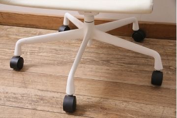 中古　Hermanmiller(ハーマンミラー社)　イームズアルミナムグループ　マネジメントチェア　アイボリーレザー　ホワイトフレーム　キャスター付(定価約31万円)(オフィスチェア、アームチェア、椅子)(R-046093)