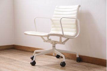 中古　Hermanmiller(ハーマンミラー社)　イームズアルミナムグループ　マネジメントチェア　アイボリーレザー　ホワイトフレーム　キャスター付(定価約31万円)(オフィスチェア、アームチェア、椅子)(R-046094)