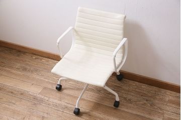 中古　Hermanmiller(ハーマンミラー社)　イームズアルミナムグループ　マネジメントチェア　アイボリーレザー　ホワイトフレーム　キャスター付(定価約31万円)(オフィスチェア、アームチェア、椅子)(R-046094)