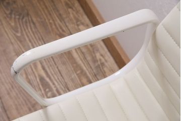 中古　Hermanmiller(ハーマンミラー社)　イームズアルミナムグループ　マネジメントチェア　アイボリーレザー　ホワイトフレーム　キャスター付(定価約31万円)(オフィスチェア、アームチェア、椅子)(R-046094)