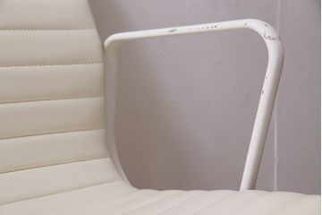 中古　Hermanmiller(ハーマンミラー社)　イームズアルミナムグループ　マネジメントチェア　アイボリーレザー　ホワイトフレーム　キャスター付(定価約31万円)(オフィスチェア、アームチェア、椅子)(R-046094)