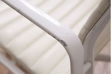 中古　Hermanmiller(ハーマンミラー社)　イームズアルミナムグループ　マネジメントチェア　アイボリーレザー　ホワイトフレーム　キャスター付(定価約31万円)(オフィスチェア、アームチェア、椅子)(R-046094)