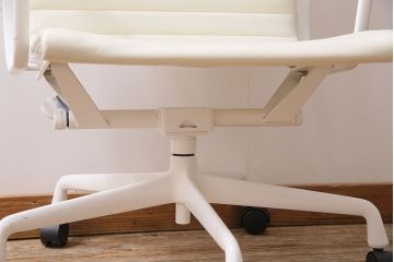 中古　Hermanmiller(ハーマンミラー社)　イームズアルミナムグループ　マネジメントチェア　アイボリーレザー　ホワイトフレーム　キャスター付(定価約31万円)(オフィスチェア、アームチェア、椅子)(R-046094)