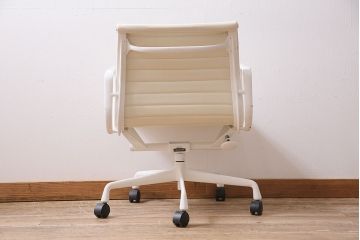 中古　Hermanmiller(ハーマンミラー社)　イームズアルミナムグループ　マネジメントチェア　アイボリーレザー　ホワイトフレーム　キャスター付(定価約31万円)(オフィスチェア、アームチェア、椅子)(R-046094)