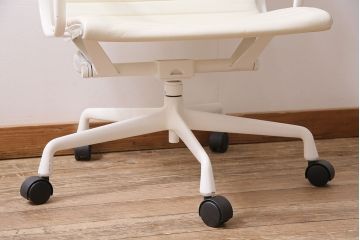 中古　Hermanmiller(ハーマンミラー社)　イームズアルミナムグループ　マネジメントチェア　アイボリーレザー　ホワイトフレーム　キャスター付(定価約31万円)(オフィスチェア、アームチェア、椅子)(R-046095)