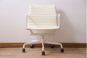 中古　Hermanmiller(ハーマンミラー社)　イームズアルミナムグループ　マネジメントチェア　アイボリーレザー　ホワイトフレーム　キャスター付(定価約31万円)(オフィスチェア、アームチェア、椅子)(R-046095)