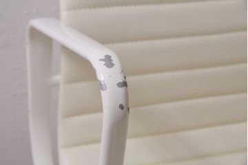 中古　Hermanmiller(ハーマンミラー社)　イームズアルミナムグループ　マネジメントチェア　アイボリーレザー　ホワイトフレーム　キャスター付(定価約31万円)(オフィスチェア、アームチェア、椅子)(R-046095)