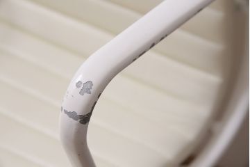 中古　Hermanmiller(ハーマンミラー社)　イームズアルミナムグループ　マネジメントチェア　アイボリーレザー　ホワイトフレーム　キャスター付(定価約31万円)(オフィスチェア、アームチェア、椅子)(R-046095)