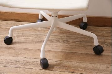 中古　Hermanmiller(ハーマンミラー社)　イームズアルミナムグループ　マネジメントチェア　アイボリーレザー　ホワイトフレーム　キャスター付(定価約31万円)(オフィスチェア、アームチェア、椅子)(R-046095)