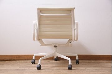 中古　Hermanmiller(ハーマンミラー社)　イームズアルミナムグループ　マネジメントチェア　アイボリーレザー　ホワイトフレーム　キャスター付(定価約31万円)(オフィスチェア、アームチェア、椅子)(R-046095)