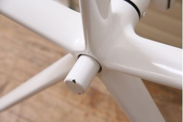 中古　Hermanmiller(ハーマンミラー社)　イームズアルミナムグループ　マネジメントチェア　アイボリーレザー　ホワイトフレーム　キャスター付(定価約31万円)(オフィスチェア、アームチェア、椅子)(R-046095)