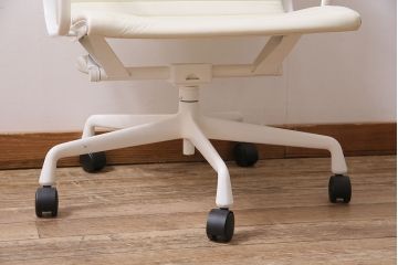 中古　Hermanmiller(ハーマンミラー社)　イームズアルミナムグループ　マネジメントチェア　アイボリーレザー　ホワイトフレーム　キャスター付(定価約31万円)(オフィスチェア、アームチェア、椅子)(R-046096)