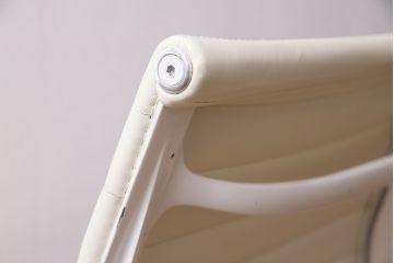 中古　Hermanmiller(ハーマンミラー社)　イームズアルミナムグループ　マネジメントチェア　アイボリーレザー　ホワイトフレーム　キャスター付(定価約31万円)(オフィスチェア、アームチェア、椅子)(R-046096)