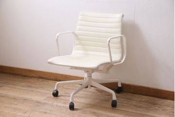中古　Hermanmiller(ハーマンミラー社)　イームズアルミナムグループ　マネジメントチェア　アイボリーレザー　ホワイトフレーム　キャスター付(定価約31万円)(オフィスチェア、アームチェア、椅子)(R-046096)