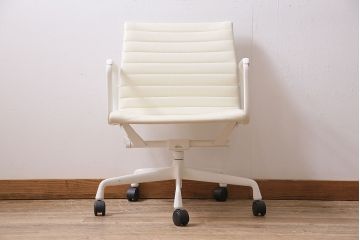 中古　Hermanmiller(ハーマンミラー社)　イームズアルミナムグループ　マネジメントチェア　アイボリーレザー　ホワイトフレーム　キャスター付(定価約31万円)(オフィスチェア、アームチェア、椅子)(R-046096)