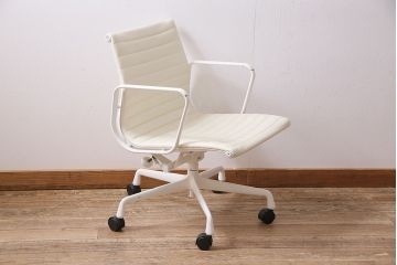 中古　Hermanmiller(ハーマンミラー社)　イームズアルミナムグループ　マネジメントチェア　アイボリーレザー　ホワイトフレーム　キャスター付(定価約31万円)(オフィスチェア、アームチェア、椅子)(R-046096)