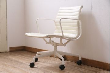 中古　Hermanmiller(ハーマンミラー社)　イームズアルミナムグループ　マネジメントチェア　アイボリーレザー　ホワイトフレーム　キャスター付(定価約31万円)(オフィスチェア、アームチェア、椅子)(R-046096)