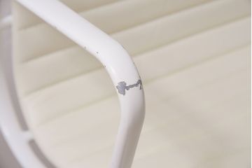 中古　Hermanmiller(ハーマンミラー社)　イームズアルミナムグループ　マネジメントチェア　アイボリーレザー　ホワイトフレーム　キャスター付(定価約31万円)(オフィスチェア、アームチェア、椅子)(R-046096)