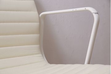 中古　Hermanmiller(ハーマンミラー社)　イームズアルミナムグループ　マネジメントチェア　アイボリーレザー　ホワイトフレーム　キャスター付(定価約31万円)(オフィスチェア、アームチェア、椅子)(R-046096)