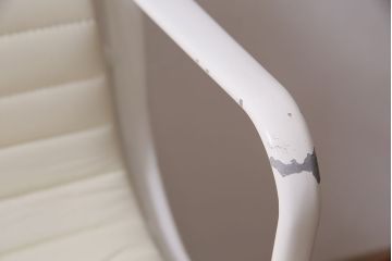 中古　Hermanmiller(ハーマンミラー社)　イームズアルミナムグループ　マネジメントチェア　アイボリーレザー　ホワイトフレーム　キャスター付(定価約31万円)(オフィスチェア、アームチェア、椅子)(R-046096)