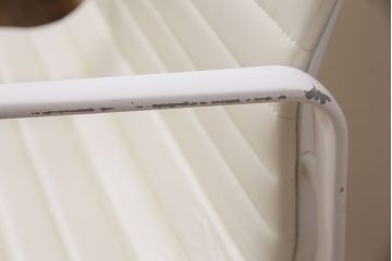 中古　Hermanmiller(ハーマンミラー社)　イームズアルミナムグループ　マネジメントチェア　アイボリーレザー　ホワイトフレーム　キャスター付(定価約31万円)(オフィスチェア、アームチェア、椅子)(R-046096)