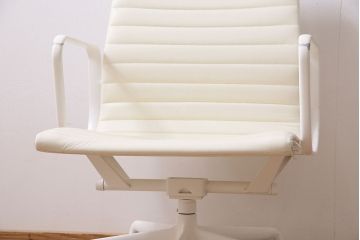 中古　Hermanmiller(ハーマンミラー社)　イームズアルミナムグループ　マネジメントチェア　アイボリーレザー　ホワイトフレーム　キャスター付(定価約31万円)(オフィスチェア、アームチェア、椅子)(R-046096)